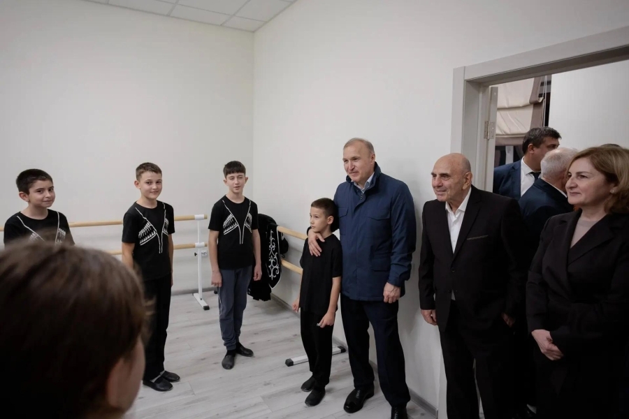 Мурат Кумпилов побывал в отремонтированном Доме культуры в ауле Кошехабль